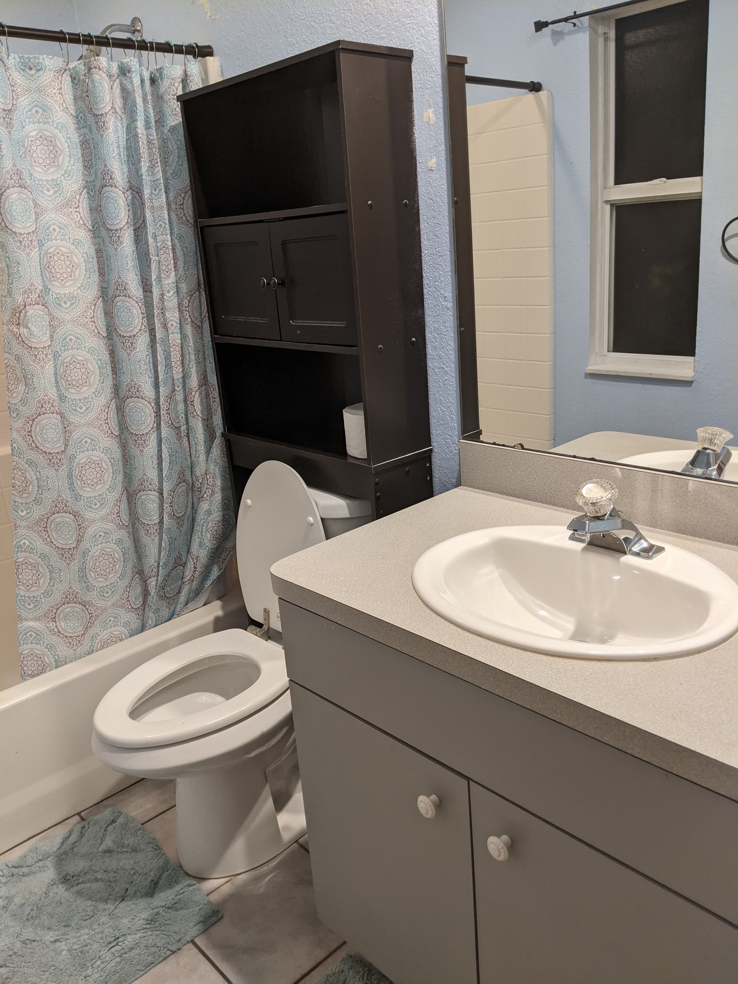 Badewanne, Handtücher, Seife, Toilettenpapier