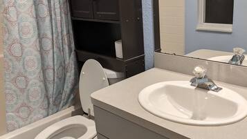 Badewanne, Handtücher, Seife, Toilettenpapier