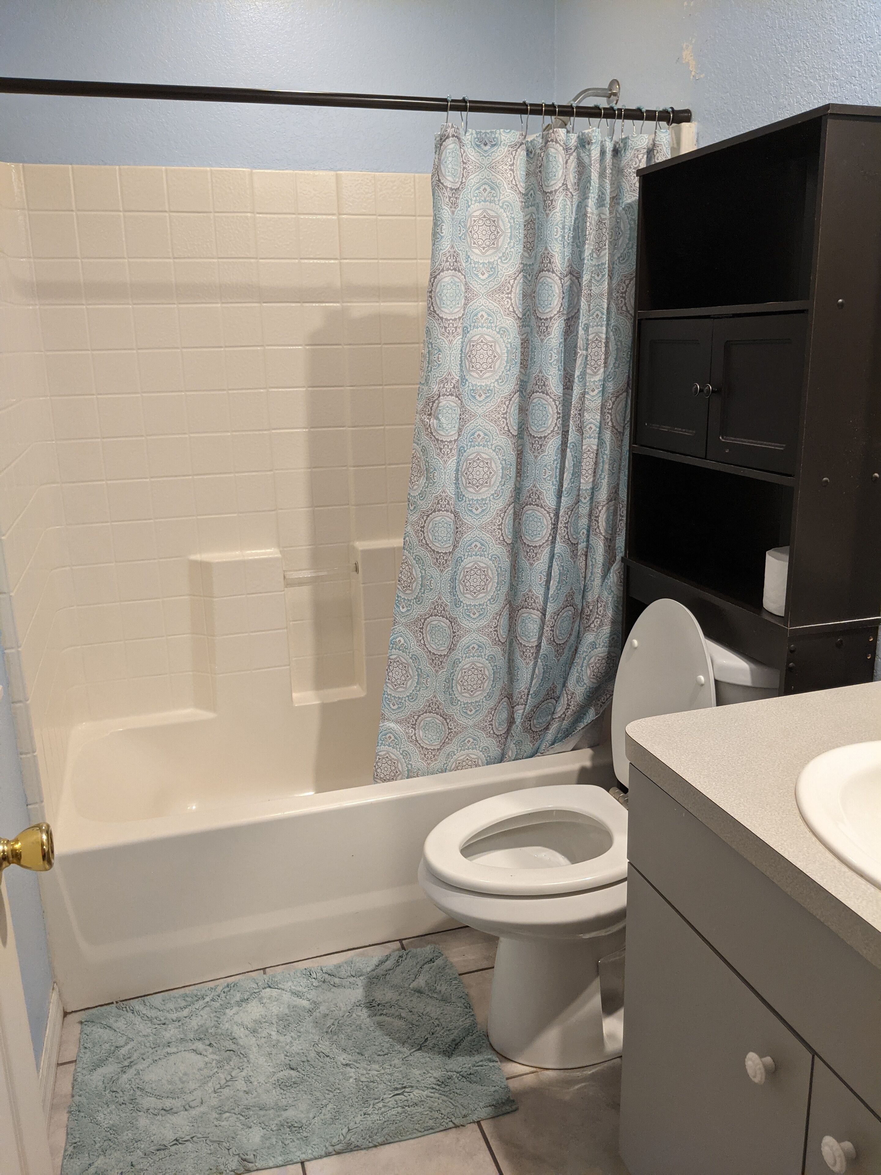 Ein Badezimmer mit Badewanne, Toilette und Waschtisch.