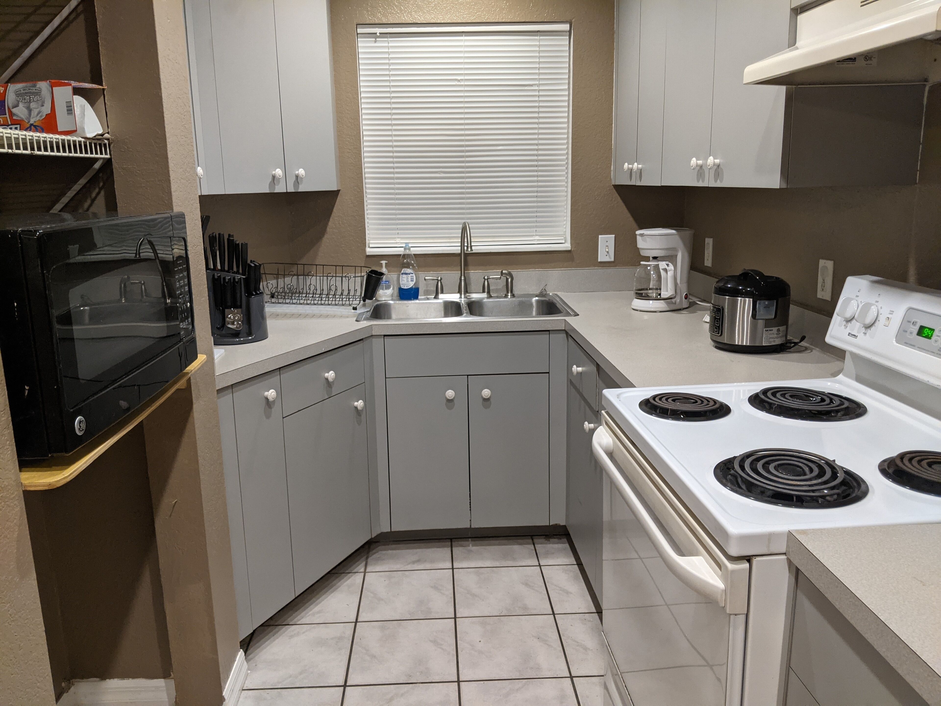 Geladeira, micro-ondas, fogão, cooktop