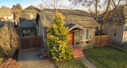 Sewah Retreat · Charming Craftsman Cottage - Walkable to Town