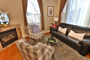 Smart TV, chimenea, reproductor de DVD y libros