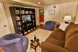 Smart TV, chimenea, reproductor de DVD y libros