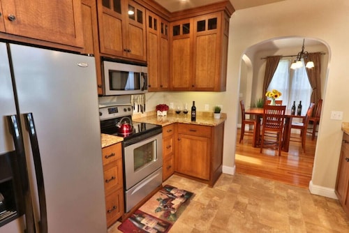 Sewah Retreat · Charming Craftsman Cottage - Walkable to Town