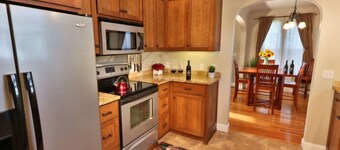 Sewah Retreat · Charming Craftsman Cottage - Walkable to Town