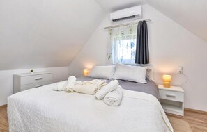 2 bedrooms, in-room safe, travel cot, bed sheets
