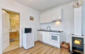 Fridge, oven, stovetop, coffee/tea maker
