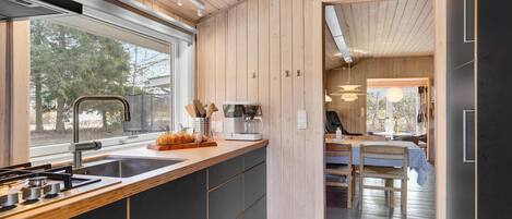 Kühlschrank, Herdplatte, Wasserkocher mit Kaffee-/Teezubehör