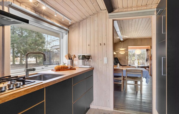 Fridge, stovetop, coffee/tea maker - Beautiful home in Ebeltoft with kitchen (Ebeltoft)