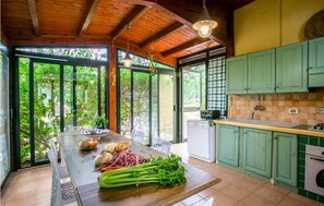 Kjøleskap, kokeplater, oppvaskmaskin og kaffetrakter/tekoker