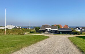 Property grounds - Amazing home in Sjølund with kitchen (Sjølund)