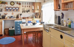 Fridge, oven, stovetop, coffee/tea maker