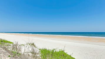 Playa en los alrededores, camastros y toallas de playa