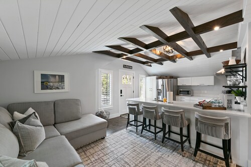 Charming Guest Cottage with Private Beach Access!