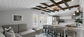 Charming Guest Cottage with Private Beach Access!