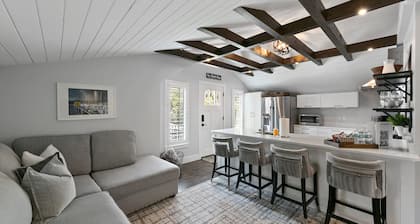 Charming Guest Cottage with Private Beach Access!