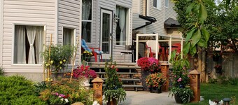 PRIVATE 1 B/R Suite in Upscale formerShowhome  . 4 MIN walk to Lakeside beach Pk