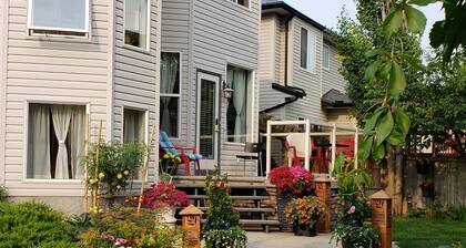 PRIVATE 1 B/R Suite in Upscale formerShowhome . 4 MIN walk to Lakeside beach Pk