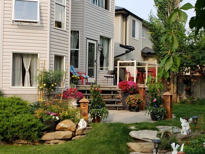 PRIVATE 1 B/R Suite in Upscale formerShowhome . 4 MIN walk to Lakeside beach Pk