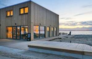 المنطقة المحيطة بالمنشأة