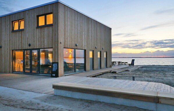 المنطقة المحيطة بالمنشأة