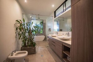 Duschwanne, Haartrockner, Bidet, Handtücher