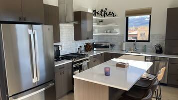 Køleskab, mikrobølgeovn, ovn, kogeplade