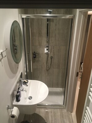 Douche, sèche-cheveux, serviettes fournies, savon