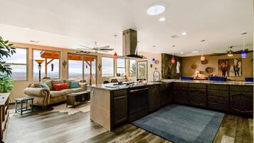 Una Smart TV, una chimenea, un reproductor de DVD, libros