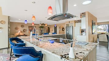 Køleskab, mikrobølgeovn, ovn, kogeplade