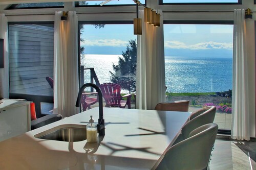 Oceanfront Cottage: Where Natural Beauty Meets Modern Comfort