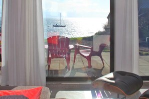 Una Smart TV, una chimenea