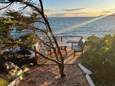 Oceanfront Cottage: Where Natural Beauty Meets Modern Comfort