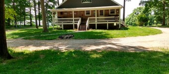 Cozy cabin tucked in the woods less than 5 miles from Willow Grove Marina.
