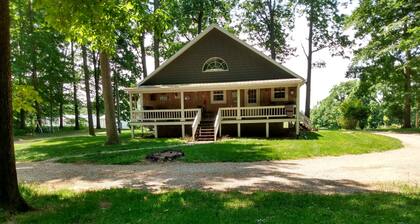 Cozy cabin tucked in the woods less than 5 miles from Willow Grove Marina.