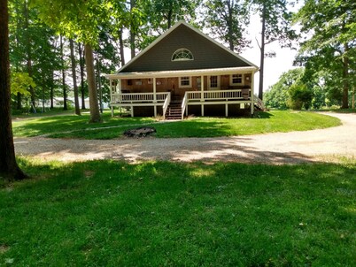 Cozy cabin tucked in the woods less than 5 miles from Willow Grove Marina.