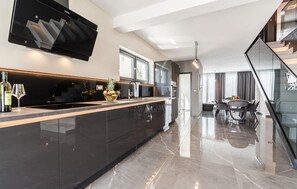 Fridge, oven, stovetop, dishwasher