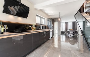 Fridge, oven, stovetop, dishwasher
