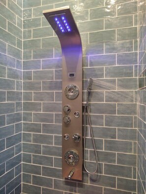 Badewanne, Haartrockner, Handtücher, Seife