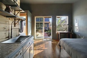 4 bedrooms, desk, iron/ironing board, free WiFi