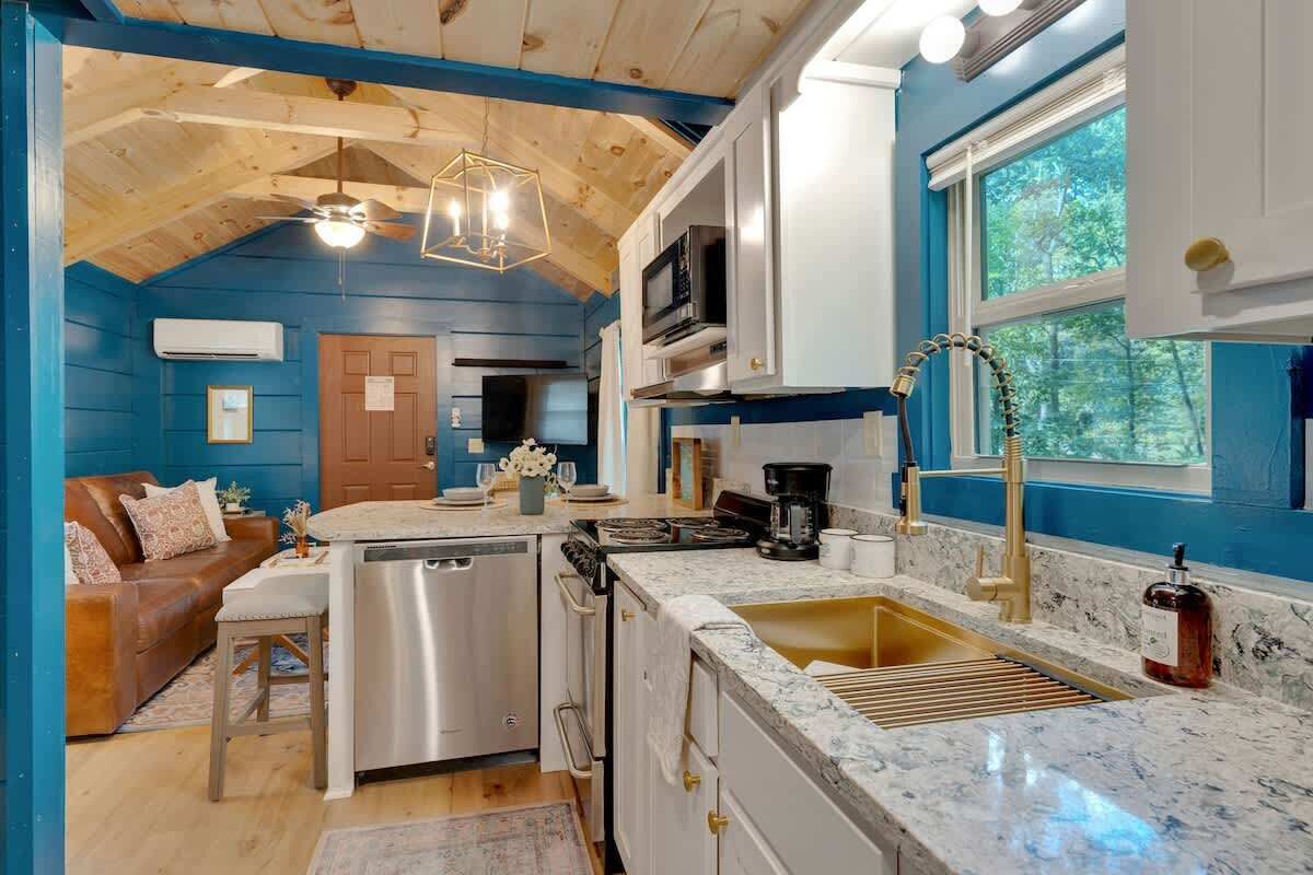 Kylskåp, mikrovågsugn, ugn och spishäll