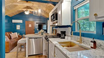 Kylskåp, mikrovågsugn, ugn och spishäll