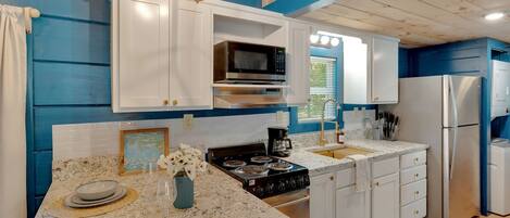 Een koelkast, een microgolfoven, een oven, een kookplaat