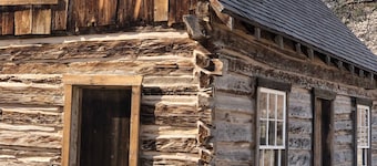Mystic Manor Monroe 4 Bed Farm House- 10 min walk to Hot springs