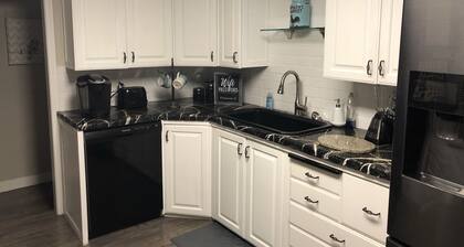 Mystic Manor Monroe 4 Bed Farm House- 10 min walk to Hot springs