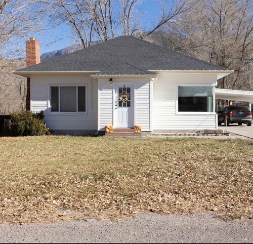 Mystic Manor Monroe 4 Bed Farm House- 10 min walk to Hot springs