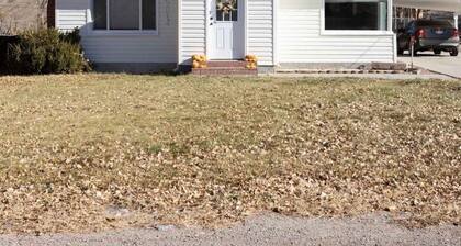 Mystic Manor Monroe 4 Bed Farm House- 10 min walk to Hot springs