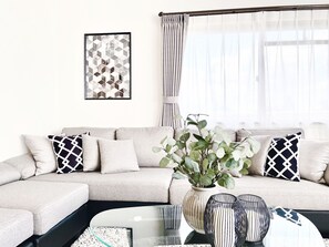 Căn hộ Executive, không hút thuốc (with Balcony, 901) | Khu phòng khách | TV màn hình phẳng 42-inch có truyền hình kỹ thuật số, TV 