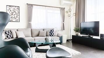 Executive-lejlighed - ikke-ryger (with Balcony, 901) | Opholdsområde | 42-tommers fladskærms-tv med digitale kanaler, tv