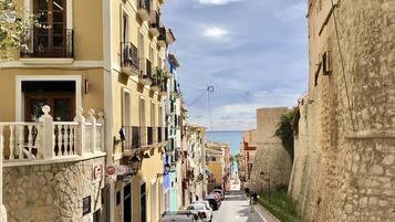 Parkeerplaatsen op het terrein